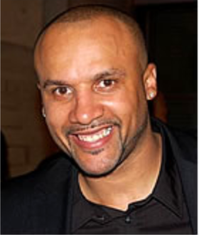 Président – Éducateur de rue depuis plusieurs années à Genève, il est originaire de S. Vicente. Entre plusieurs projets, il envoie chaque années des adolescents genevois en Afrique pour faire du bénévolat et est à l’origine d’Archipel 238.